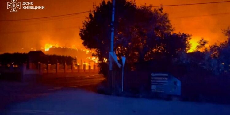 Ataque ruso a un almacén cerca de Kyiv deja 37 muertos y un incendio que se propagó a viviendas