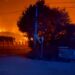 Ataque ruso a un almacén cerca de Kyiv deja 37 muertos y un incendio que se propagó a viviendas