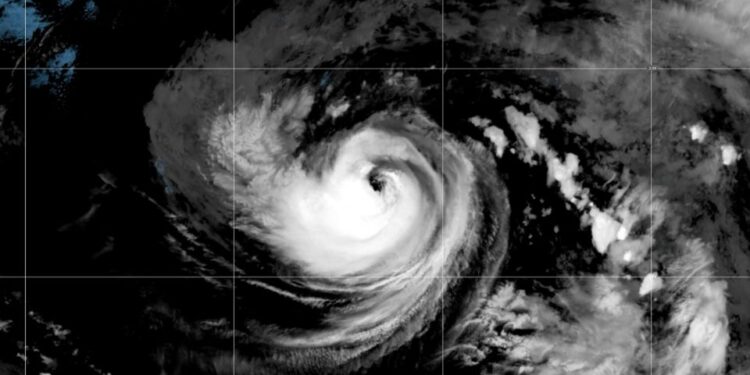 “Karina” se fortalece a huracán en el Pacífico, a unos mil kilómetros de Baja California