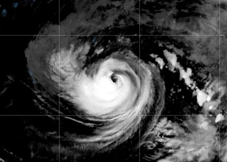 “Karina” se fortalece a huracán en el Pacífico, a unos mil kilómetros de Baja California