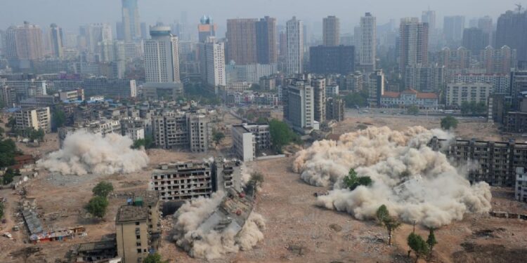 Caen las acciones de las inmobiliarias en China tras cambios normativos en el sistema de venta de viviendas