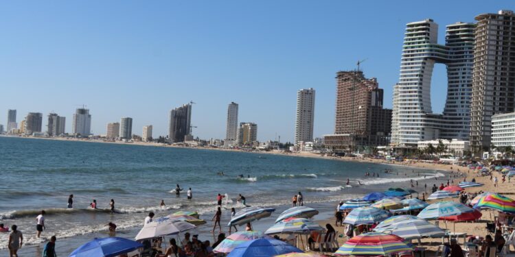 Mazatlán vive un verano récord: más de 770 mil turistas y hoteles al 84%