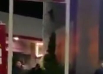 Atropella unidad de bomberos a un adulto mayor y lo mata en gasolinera de Chimalcoyoc, Tlalpan