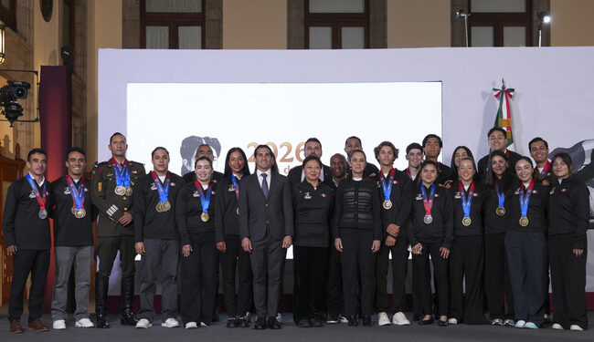 Premio al esfuerzo: Sheinbaum anuncia aumento de becas tras resultados históricos en Santo Domingo 2026