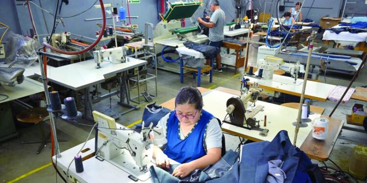 Pobreza laboral alcanza mínimo histórico desde 2005: Sheinbaum