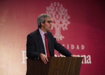 Niñas y niños nacidos mediante maternidad subrogada registran graves efectos en su salud, advierte el investigador español Francisco Gúell.