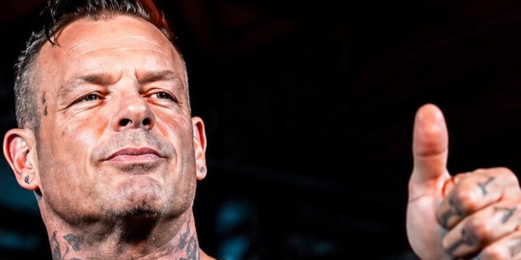 El exluchador y músico VAMPIRO se quita la máscara para mostrar “The World Through My Eyes” en el Foro Red Access