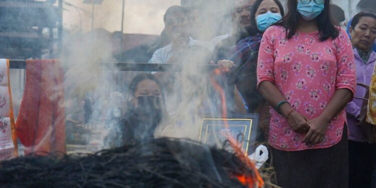 Celebran familias funerales sin cuerpos mientras Nepal busca a miles de desaparecidos