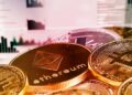 Crimen organizado se moderniza: usa criptomonedas, mensajería cifrada e IA para lavar dinero, alerta el GAFI