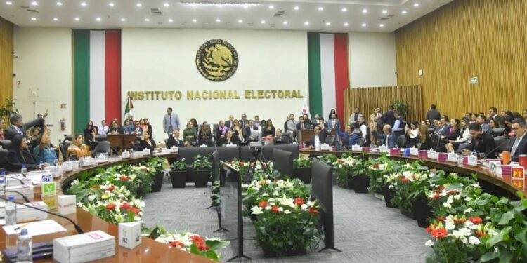 INE y partidos van por presupuesto récord en una década: más de 42 mil millones