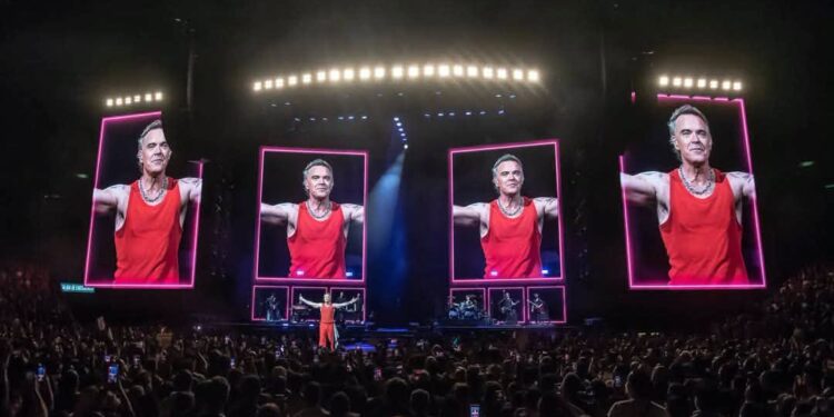 Robbie Williams convierte el Palacio de los Deportes en una gran celebración