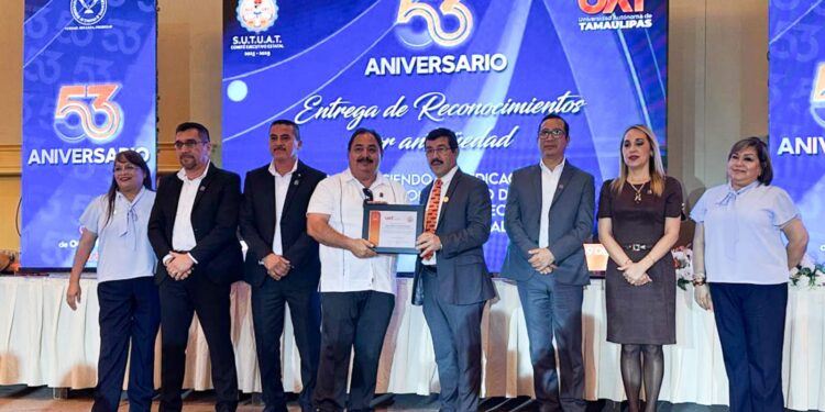 Reconoce Dámaso Anaya a trabajadores universitarios en el 53 Aniversario del SUTUAT