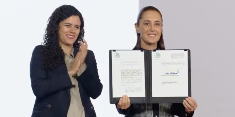 Sheinbaum firma decreto que prohíbe la doble nacionalidad tras respaldo de congresos locales; aplicará a partir de 2028