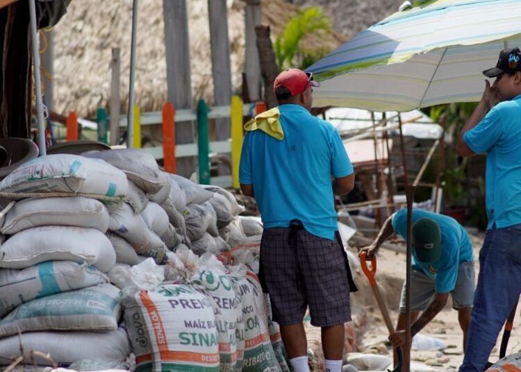 El huracán «Simón» cambia su trayectoria y permanecerá más tiempo en las costas de Jalisco