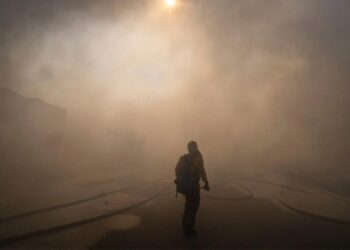 Incendio en California consume seis viviendas y obliga a miles de familias a evacuar sus hogares