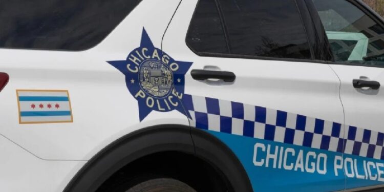 Reportan disparos afuera de un edificio federal en Chicago y la policía detiene a un sujeto; no hay heridos