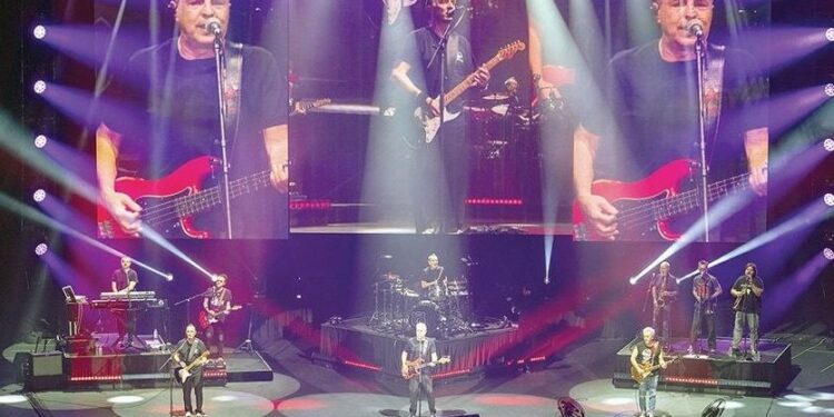 Hombres G detiene el tiempo en el Auditorio Nacional y devuelve a sus fans a los mejores años de su vida