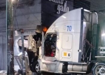 Conductor se queda dormido y choca pipa de agua contra panadería en Santa Bárbara, Iztapalapa