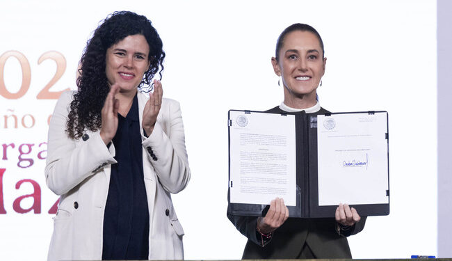 Claudia Sheinbaum firma decreto de entornos digitales seguros para niñas, niños y adolescentes