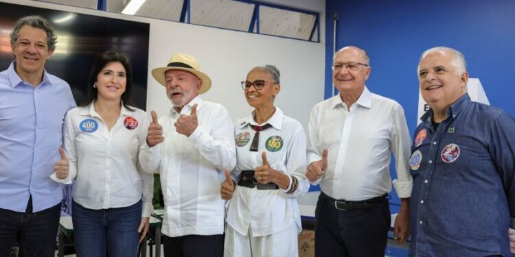 Lula afirma estar ‘confiado’ de su victoria al votar en las presidenciales de Brasil